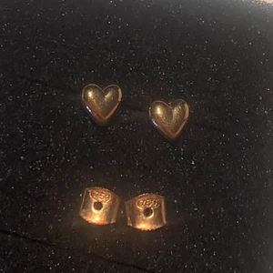 18k guldörhängen  - Ett par örhängen som aldrig har kommit till användning eftersom jag inte gillar guldfärgade smycken. Dessa är köpta för 998kr från albertsguld och har aldrig kommit till användning. Prisk kan diskuteras vid snabb affär eller vid köp av mer än en produkt.