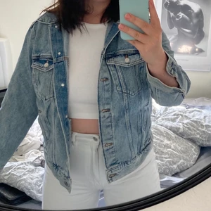 Oversize jeansjacka - Ljusblå jeansjacka från h&m i strl m. Passar xs-l. Skicka för fler bilder ❤️‍🔥❤️‍🔥