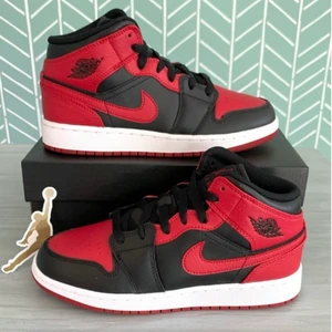 Jordans 1 mid - Jordans 1 mid i superfint skick. Använda 2-3 ggr. Säljer då jag aldrig använder dem.