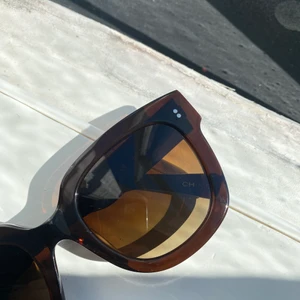 CHIMI 08 brown - Säljer mina i princip nya solglasögon från CHIMI i modellen 08 färgen brown! Köpte i Stockholm i april men inte fått användning för de då de inte sitter så bra på mig. Endast använda hemma och någon enstaka gång utomhus men det syns inte - i nyskick! Köpte de för 1100 men säljer direkt för 800 eller bud från 500. Jag bjuder på frakten! 😊