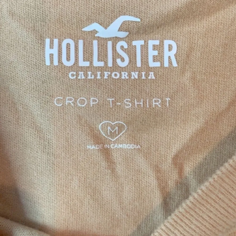 Säljer min crop top från Hollister som knappt är använd. Beige. Den har resår band i midjan. Strl M men passar S.. Toppar.
