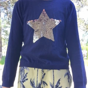 H&M långärmad tröja  - Jag säljer den för att den är liten för mig. Inte använd så mycket. Ett bra skick. Stjärnan har paljetter som man kan dra upp och ner. 