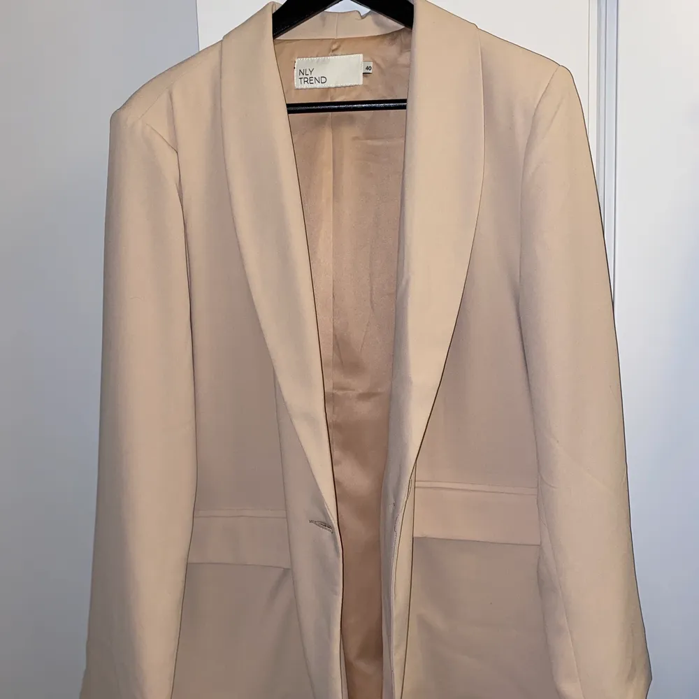 Beige Blazer från Nelly, använd väldigt fåtal gånger. Fint skick. Strl 40. Övrigt.