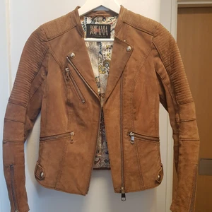 Mockajacka Jofama - Brun mockajacka från Jofama by Kristine Ullebø, med guldiga detaljer. Sparsamt använd. Strl 32/XS Nypris 2100 kr, pris kan diskuteras vid snabb affär 🌸