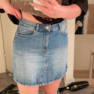 Jeanskjol - Jeanskjol från ginatricot i stretchigt material. Storlek 38