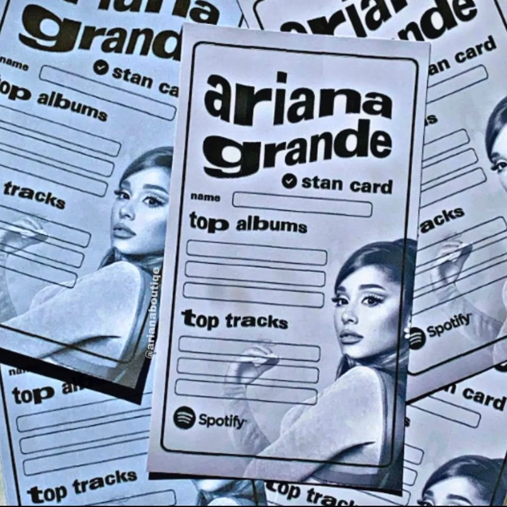 Inkluderar = ett Ariana Grande stan card                                  I lager = 6 i lager                                                                         Om = Jätta fin Ariana stan kort, perfekt för din Ariana Grande collection. Övrigt.