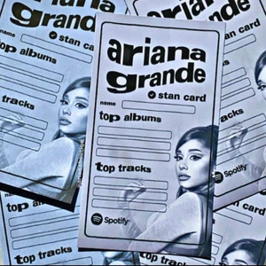 Ariana Grande Stan Card - Inkluderar = ett Ariana Grande stan card                                  I lager = 6 i lager                                                                         Om = Jätta fin Ariana stan kort, perfekt för din Ariana Grande collection