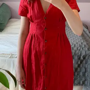 Röd klänning i 100% linne från Mango, endast använd ett fåtal gånger. I väldigt bra skick. Storlek XS, säljs pga för kort bak på mej som är 167 cm. Väldigt fin passform med detaljer i midjan som ger ett fint fall. 