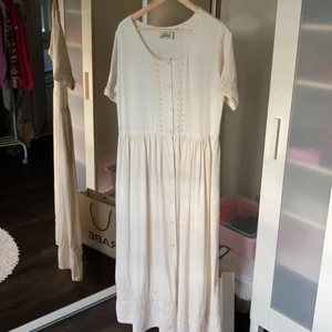 Klänning  - Skön klänning det står 34/36 men den är stor åt mig som annars har 38/40