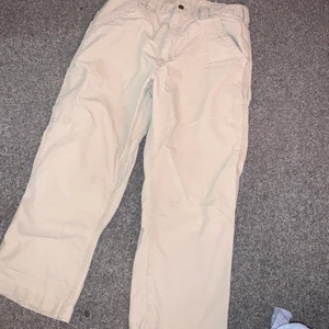 Vintage carhartt work pants - Jättesköna tunna carhartts som passar super till sommaren, en liten flaw på knät men annars är dom i bra skick, inget tag på dom men passar 30/29
