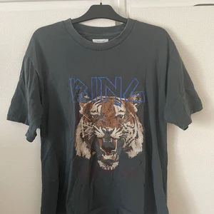 Anine T-shirt storlek L - Anine t-shirt från Farfetch, knappt använd, storlek L, modellen är 180cm. 300kr och den är din!