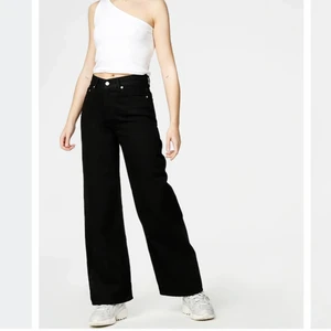 Svarta vida jeans från JUNKYARD - Svarta jeans i strlk 27 från junkyard. Har ingen bild då de aldrig är använda men har bild med mina ljusare. Skulle säga att de är rätt små i storleken. Säljer pga för små. 