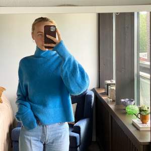 Säljer denna drömmiga blåa stickade tröja från HM🐠🧚‍♀️ Jag har knappt använt tröjan så den är i superbra skick + den består av 25% mohair så materialet är supermjukt😍☺️