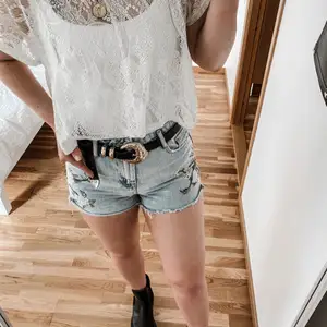Beautiful white lace top, perfect for festivals! Shorts can be bought as well:)