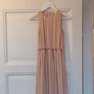 Långklänning, aldrig använd - Jättefin långklänning från H&M. Aldrig använd pga fel storlek. Finns att hämta på Östermalm eller kring Fridhemsplan annars får köparen stå för frakten. 