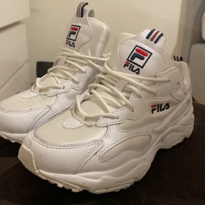 Fila - Helt nya fina fila skor i storlek 36,5. Använt få gånger då det kom i fel storlek. Tar ej tillbaka vara och står ej för postens slarv. Köpt för 700kr men säljer för 350kr. Pris kan diskuteras 😍