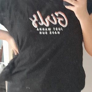 svart t-shirt stl. XL - en svart t-shirt, text - "girls just wanna have sun", stl. XL men mer som L, använd fåtal gånger, fint skick, säljs pga att jag använder inte.