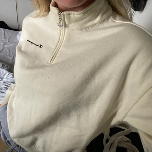 Champion zip sweatshirt - Säljer denna snygga ”vintage” zip sweatshirten ifrån Champion i en cremevit färg! Det står i tröjan att den är i storlek 2X-LARGE men skulle säga att den är som en S! 🤍Frakt tillkommer!