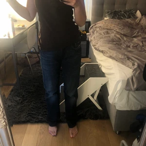 Baggy jeans - Säljer ett par assnygga jeans från en secondhand som jag själv har sytt ett resår i så den passar i flera storlekar. Frakt är inte inkluderat i pris💓