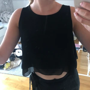 Svart linne storlik S - Svart avslappnad crop top, från NEW COLLECTION. Säljer på grund av dålig användning:)