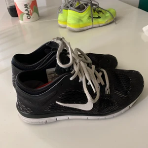 Träningsskor gymskor Nike  - Ett par svarta gymskor eller träningsskor från Nike i använt men fint skick. Storlek 36.5