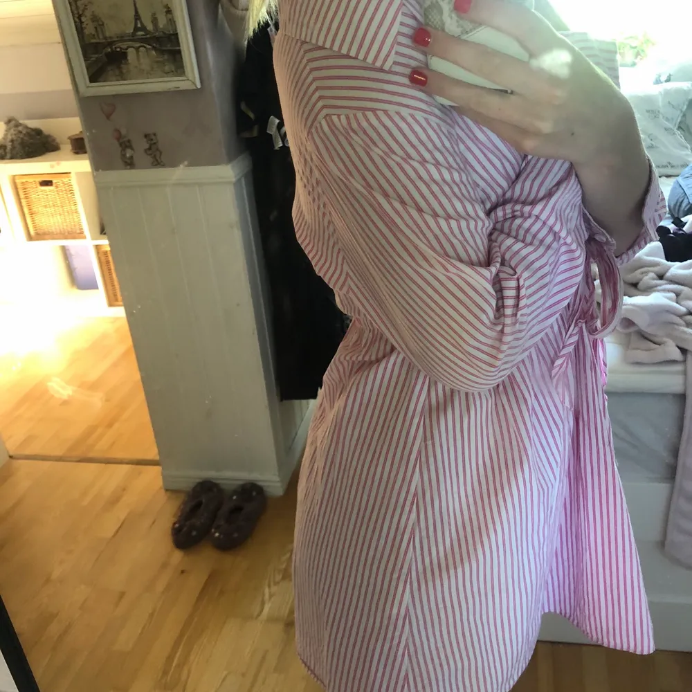 Superfin rosa randig klänning från By Malina. Använda en gång så den är som ny! Mer och bättre bilder kan skickas, lägger även in mer bilder här i annonsen imorgon söndag. 🌸. Klänningar.