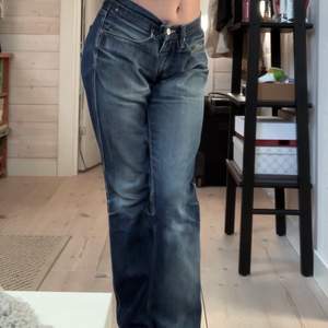 Ett par skitsnygga y2k jeans som är lowwaisted, säljer pga för stora❤️❤️ från acne studios passar 38 ungefär❤️