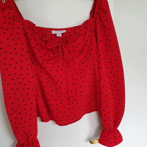 Blus - Säljer denna röda, hjärt-prickiga blus från TopShop! Använd 1 gång!! Fraktar spårbart 66 kr, eller 45 kr vanligt😍