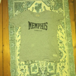 T shirt - Strl S. Använd en gång.