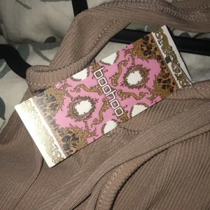 Helt oanvända boohoo klänningar  - 2 Tajta boohoo klänningar för 200 kr