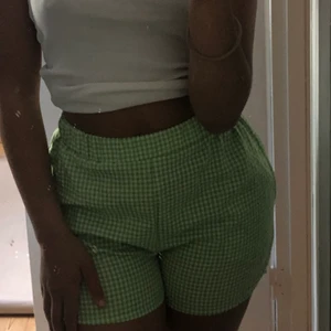 rutiga shorts - säljerdessa jätte fina gröna rutiga shorts i storlek M !!! säljer för att dem är lite för små✨pris 85kr + frakt
