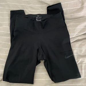 Träningstights - Från nike med ficka på låret. Använda fåtal gånger, frakt tillkommer på 44kr