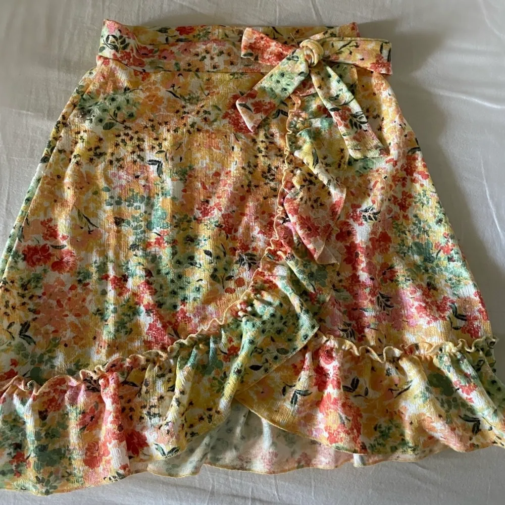 Gullig kjol från Gina i storlek S, funkar säkert för M också eftersom att den är lite stretchig. Endast använd en gång. Jätteskön och har ett band som man antingen kan knyta till en rosett eller knyta runt midjan. Köpt för 200, säljs för 90kr + frakt 45kr. Pris kan diskuteras :). Kjolar.