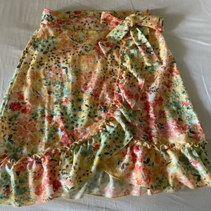 volangkjol  - Gullig kjol från Gina i storlek S, funkar säkert för M också eftersom att den är lite stretchig. Endast använd en gång. Jätteskön och har ett band som man antingen kan knyta till en rosett eller knyta runt midjan. Köpt för 200, säljs för 90kr + frakt 45kr. Pris kan diskuteras :)