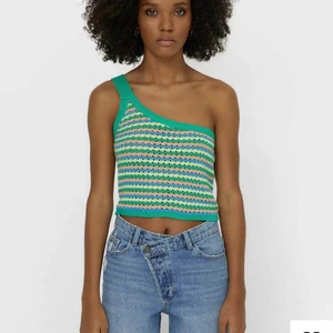 Snygg topp - Säljer min jättesnygga topp som passar jättebra till sommaren. Väldigt populär och är slutsålt i S på hemsidan och blir det väldigt fort när det kommer in nya. Bara använd för att testa och köpte den här på Plick och den jag köpte den av använde den 2 gånger. Säljer den pågrund av att den tyvärr var för stor. Skriv om ni har några frågor eller är intresserad