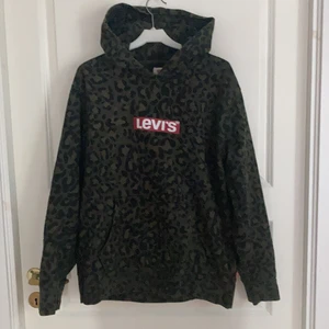 Levis Hoodie  - Levis hoodie med grön kamouflage! Köptes för ca 7 månder sedan! Använd men som nyskick! Storlek M! Köptes för ca 500kr och säljs för 120+ frakt ( 98kr)! 