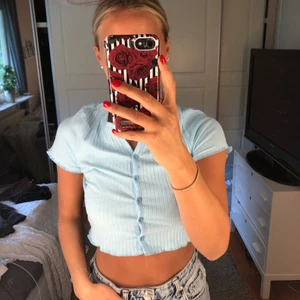 Ljusblå topp - En ljusblå topp från Shein. Köpt förra sommaren och har aldrig kommit till användning. Toppen är i storlek M, men jag skulle säga att den är mer S.  Skriv bara om du vill ha fler bilder!