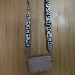 Väska  - Super fin väska lagom storlek att ha telefon och plånbok i! 