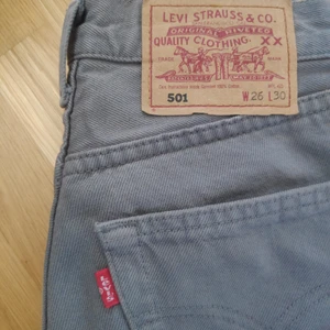 Levis 501 - Säljer dessa SÅ fina grå Levis 501!                                            Kvalitén är helt perfekt, och de känns som nya. Köpte de på Plick av en tjej men har aldrig använt dem då de tyvärr inte passar🌺                                                                    Köparen står för frakten