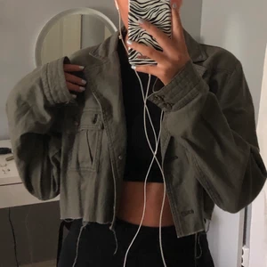 Grön jacka - Grön, trendig jacka i en avklippt croppad modell. Storlek S, men lite oversized. Säljer för 150kr + 72kr i frakt