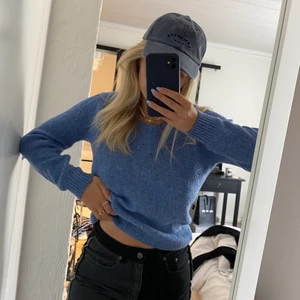 Mysig tröja  - Slutsåld snygg och bekväm stickad tröja! Något v-ringad💙