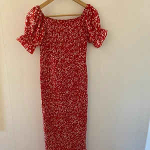 Klänning - Röd klänning med blommiga detaljer från SheIn. Kvaliten är superbra. Sitter jättefint på kroppen! Helt oanvänd 😩