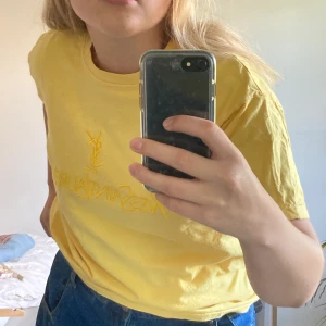 YSL T-shirt  - Jättefin gul tröja från YSL, jag är osäker på om den är äkta då texten har nötts bort från lappen men skulle inte tro det, oavsett superfin model och ser definitivt äkta ut! 