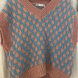 Zara - Stickad väst, använd två ggr, skriv för frågor💗💗