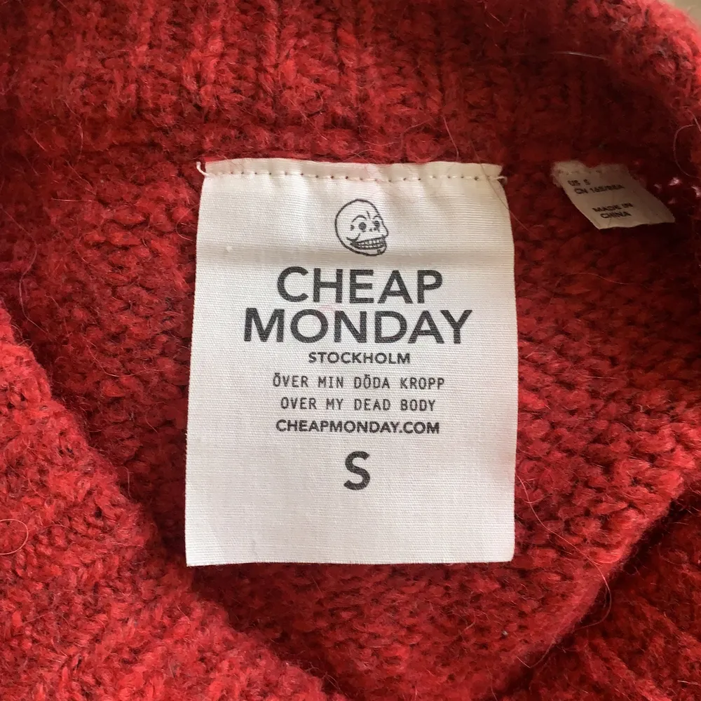 Röd croppad tröja med kontrasterande sömmar från Cheap Monday strl S. Stickat.