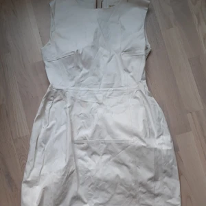 Whyred klänn, Benetton tröja, Massimo top - Vit Whyred klänning str 40, Röd Benetton tröja large, Massimo Dutti top strl 34. Kommer i en liten låda med lite diverse plagg, en väska och ett par skridskor strl 9.1/3. Allt för 450kr