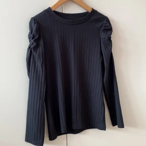Lindex topp storlek 134/140 - Fin topp Lindex 134/140. 30kr