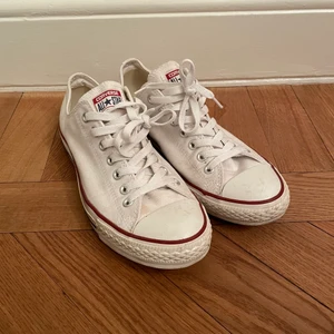 Vita converse  - Klassiska vita converse i storlek 43. Knappt använda.