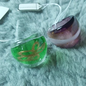 Glas ringar nya  - Säljer glas ringar.Oanvända. Storkek 17.Båda för 30 kr 