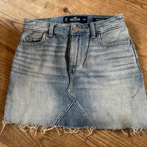 Jeanskjol strl 00 - Jeanskjol från Hollister i tvättat/slitet blått. Storlek 00. 119kr inklusive frakt!